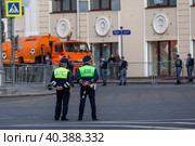 Инспекторы ДПС обеспечивают безопасность движения во время перекрытия дорожного движения на центральных улицах города, на Таганской площади в центре города Москвы, Россия (2023 год). Редакционное фото, фотограф Николай Винокуров / Фотобанк Лори