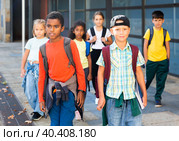 Tween boys and girls with backpacks walking to shool. Стоковое фото, фотограф Яков Филимонов / Фотобанк Лори