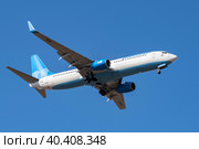 Boeing 737-800 (RA-73244) авиакомпании "Победа" на глиссаде в голубом безоблачном небе (2023 год). Редакционное фото, фотограф Виктор Карасев / Фотобанк Лори