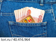 Кредитные карты Visa и MasterCard с банкнотами российских рублей, торчащими из кармана джинсов (2015 год). Редакционное фото, фотограф FotograFF / Фотобанк Лори