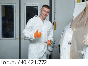 Portrait of a car mechanic. The mechanic is engaged in car bodywork. Стоковое фото, фотограф Александр Поташев / Фотобанк Лори