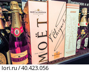 Шампанское для алкогольных напитков в бутылках готово к продаже на полках в супермаркете (2019 год). Редакционное фото, фотограф FotograFF / Фотобанк Лори