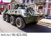 Колесный бронетранспортер БТР-82А российской армии на городской улице (2018 год). Редакционное фото, фотограф FotograFF / Фотобанк Лори