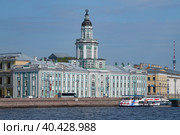 Старинное здание Кунсткамеры (Музей антропологии и этнографии) крупным планом солнечным майским днем. Санкт-Петербург (2023 год). Редакционное фото, фотограф Виктор Карасев / Фотобанк Лори