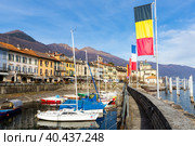 Cannobio waterfront along Lago Maggiore with boats in harbour on winter day (2022 год). Редакционное фото, фотограф Яков Филимонов / Фотобанк Лори