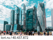 Tourists view the business center "Moscow City" from the observation deck on the Taras Shevchenko Embankment (2023 год). Редакционное фото, фотограф Ярославский Максим / Фотобанк Лори