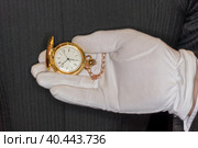 Рука в белой перчатке, держащая золотые карманные часы на черном фоне, крупным планом. Стоковое фото, фотограф Руслан Лесков / Фотобанк Лори