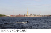 Катание на гидроцикле на Неве, на фоне Петропавловской крепости (2023 год). Стоковое видео, видеограф Игорь Дашко / Фотобанк Лори