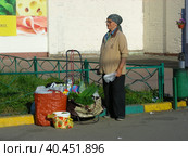 Уличная торговля с лотка. Уральская улица. Район Северное Измайлово. Город Москва (2014 год). Редакционное фото, фотограф lana1501 / Фотобанк Лори