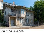 Особняк (1925) советского писателя Сергея Мстиславского в Гагаринском переулке,8А, Москва. Проект архитекторов А.В. Щусева и Б.К. Рериха (2022 год). Стоковое фото, фотограф Pukhov K / Фотобанк Лори