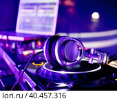 DJ-контроллер и наушники диджея на вертушках в ночном клубе. Стоковое фото, фотограф Максим Блинков / Фотобанк Лори
