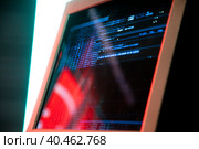 Экран монитора выдачей информации программным продуктом в городе Москве, Россия (2023 год). Редакционное фото, фотограф Николай Винокуров / Фотобанк Лори