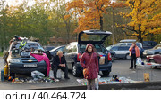 Flea market and people trading on it. Стоковое фото, фотограф Анна Кривицкая / Фотобанк Лори