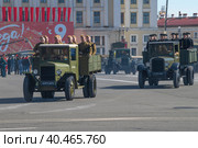 Автомобили ЗИС-5 с солдатами и матросами в обмундировании периода Великой Отечественной войны на военном параде в честь Дня Победы.  Санкт-Петербург (2023 год). Редакционное фото, фотограф Виктор Карасев / Фотобанк Лори