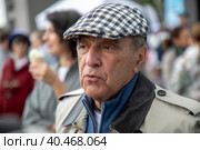 Адвокат Александр Добровинский дает интервью СМИ перед посадкой черешневых деревьев в рамках фестиваля искусств "Черешневый лес" в парке "Динамо" у ВТБ Арены в Москве, Россия (2023 год). Редакционное фото, фотограф Николай Винокуров / Фотобанк Лори