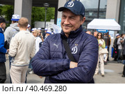 Актер Камиль Ларин перед началом высадки черешневых насаждений в парке "Динамо" в рамках фестиваля "Черешневый лес". Традиционная посадка черешневых деревьев проходит в честь столетия футбольного клуба в городе Москве, Россия (2023 год). Редакционное фото, фотограф Николай Винокуров / Фотобанк Лори