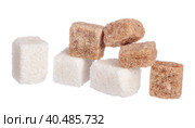 White refined sugar and brown unrefined sugar cubes. Стоковое фото, фотограф Сергей Толмачёв / Фотобанк Лори