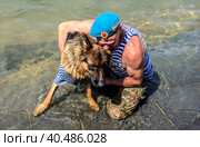 Moscow, Russia - August 02, 2017: Russian paratrooper in a blue beret and a vest hugs his dog. Редакционное фото, фотограф Iva Noel / Фотобанк Лори