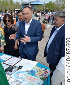 Аким города Аксу Дюсимбинов Нурлан Шайхслямович на празднике День единства народов Казахстана в городском парке (2022 год). Редакционное фото, фотограф Владимир Абакумов / Фотобанк Лори