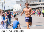 Легкоатлет на финише. XXII  зеленоградский полумарафон (2018 год). Редакционное фото, фотограф Evgenia Shevardina / Фотобанк Лори