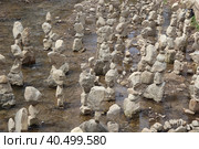 Инсталляция "Балансировка камней", река Ольховка, город Кисловодск (2023 год). Редакционное фото, фотограф Светлана Ясинская / Фотобанк Лори