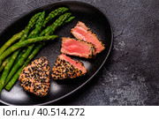 Tuna steak fried in sesame seeds served with asparagus. Стоковое фото, фотограф Татьяна  Бральнина / Фотобанк Лори