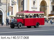 Туристический ретроавтобус ЗИС-8 (реплика) с туристами солнечным майским днем. Санкт-Петербург (2023 год). Редакционное фото, фотограф Виктор Карасев / Фотобанк Лори