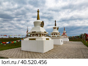 Три буддийские ступы на территории хурула Сякюсн-сюме (Старый хурул). Элиста, Республика Калмыкия, Россия (2023 год). Стоковое фото, фотограф Наталья Волкова / Фотобанк Лори