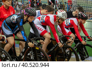 Спортсменки готовятся к старту в соревнованиях Гран-при Москвы по велоспорту на треке в спортивном центре профсоюзов "Крылатское" в городе Москве, Россия (2023 год). Редакционное фото, фотограф Николай Винокуров / Фотобанк Лори