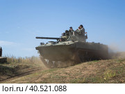 Волгоградская область, Городищенский район, Россия. Боевая машина десанта БМД-4М на пыльной степной дороге. (2020 год). Редакционное фото, фотограф Андрей Цыганков / Фотобанк Лори
