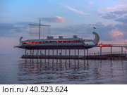 Yalta restaurant orange in the evening (2021 год). Редакционное фото, фотограф Анна Кривицкая / Фотобанк Лори