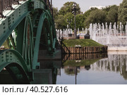 Light and music fountain on a spring morning. Natural Museum-reserve "Tsaritsyno". Fountain in Tsaritsyno Park. (2023 год). Редакционное фото, фотограф Photojuli / Фотобанк Лори