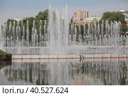 Light and music fountain on a spring morning. Natural Museum-reserve "Tsaritsyno". Fountain in Tsaritsyno Park. (2023 год). Редакционное фото, фотограф Photojuli / Фотобанк Лори