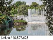 Light and music fountain on a spring morning. Natural Museum-reserve "Tsaritsyno". Fountain in Tsaritsyno Park. (2023 год). Редакционное фото, фотограф Photojuli / Фотобанк Лори