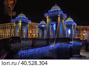 Russia, St. Petersburg 05,01,2017 Lomonosov Bridge across the Fontanka River with New Year's illumination and garlands. Редакционное фото, фотограф Анна Кривицкая / Фотобанк Лори