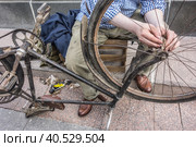 Male hands on old bicycle vintage, grunge chain detail. Стоковое фото, фотограф Iva Noel / Фотобанк Лори