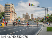 Kutuzovsky Prospect in Moscow, people cross the road at a pedestrian crossing (2020 год). Редакционное фото, фотограф Саблин Станислав / Фотобанк Лори