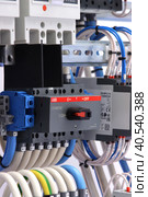 Электрический рубильник компании ABB для переключения режимов работы в электрическом распределительном щите для Умного дома. (2023 год). Редакционное фото, фотограф Нелик Дулатов / Фотобанк Лори