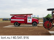 Средняя Ахтуба, Волгоградская область, Россия. Пожарная техника, старый пожарный ретро-автомобиль на шасси ГАЗ-51. (2022 год). Редакционное фото, фотограф Андрей Цыганков / Фотобанк Лори