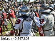Knights in armor during the battle at the Russian Fortress festival of historical reconstruction (2012 год). Редакционное фото, фотограф Анна Кривицкая / Фотобанк Лори