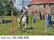 A knight with a spear on a horse at the Russian Fortress festival of historical reconstruction (2014 год). Редакционное фото, фотограф Анна Кривицкая / Фотобанк Лори