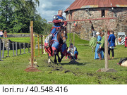 A knight with a spear on a horse at the Russian Fortress festival of historical reconstruction (2014 год). Редакционное фото, фотограф Анна Кривицкая / Фотобанк Лори