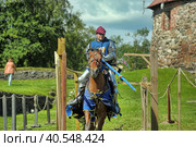 A knight with a spear on a horse at the Russian Fortress festival of historical reconstruction (2014 год). Редакционное фото, фотограф Анна Кривицкая / Фотобанк Лори