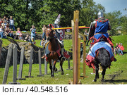 A knight with a spear on a horse at the Russian Fortress festival of historical reconstruction (2014 год). Редакционное фото, фотограф Анна Кривицкая / Фотобанк Лори