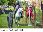 A knight with a spear on a horse at the Russian Fortress festival of historical reconstruction (2014 год). Редакционное фото, фотограф Анна Кривицкая / Фотобанк Лори