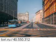 Electrobus rides along an empty street in Moscow. Electric city public transport concept. (2020 год). Редакционное фото, фотограф Саблин Станислав / Фотобанк Лори