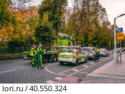 A tow truck removes cars of violators on the city street. Moscow. (2020 год). Редакционное фото, фотограф Саблин Станислав / Фотобанк Лори