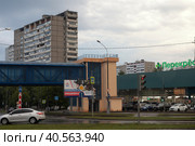 Москва вид на Большой Купавенский проезд и рекламный банер "Служба по контракту" (2023 год). Редакционное фото, фотограф Дмитрий Неумоин / Фотобанк Лори