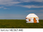 Россия, Калмыкия. 04.20.2019: Белая юрта с традицонным национальным узором под голубым небом. Редакционное фото, фотограф Ольга Шуклина / Фотобанк Лори