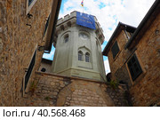Herceg Novi, Montenegro, old town, Sat-kula tower, Sahat-kula, Tora, chapel tower or Clock tower 08.09.22 Tourists walk along the aisle under the city clock. Sunset, golden hour, summer evening. (2022 год). Редакционное фото, фотограф Юлия Петровская / Фотобанк Лори
